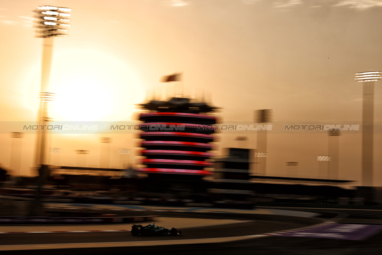 GP BAHRAIN, Fernando Alonso (ESP) Aston Martin F1 Team AMR25.

13.04.2025. Formula 1 World Championship, Rd 4, Bahrain Grand Prix, Sakhir, Bahrain, Gara Day.

- www.xpbimages.com, EMail: requests@xpbimages.com © Copyright: Charniaux / XPB Images