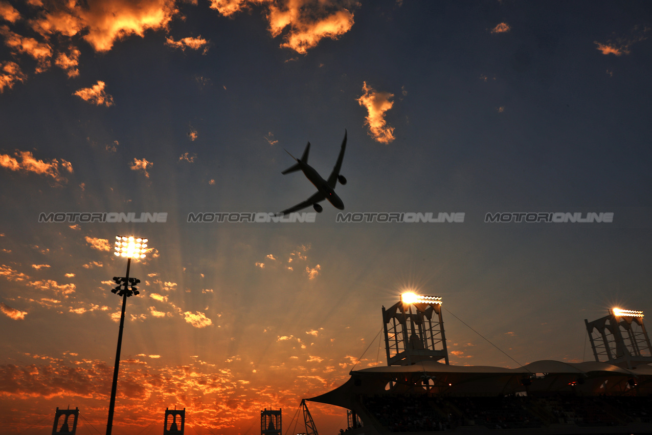 GP BAHRAIN, Circuit Atmosfera - sunset.

13.04.2025. Formula 1 World Championship, Rd 4, Bahrain Grand Prix, Sakhir, Bahrain, Gara Day.

- www.xpbimages.com, EMail: requests@xpbimages.com © Copyright: Charniaux / XPB Images