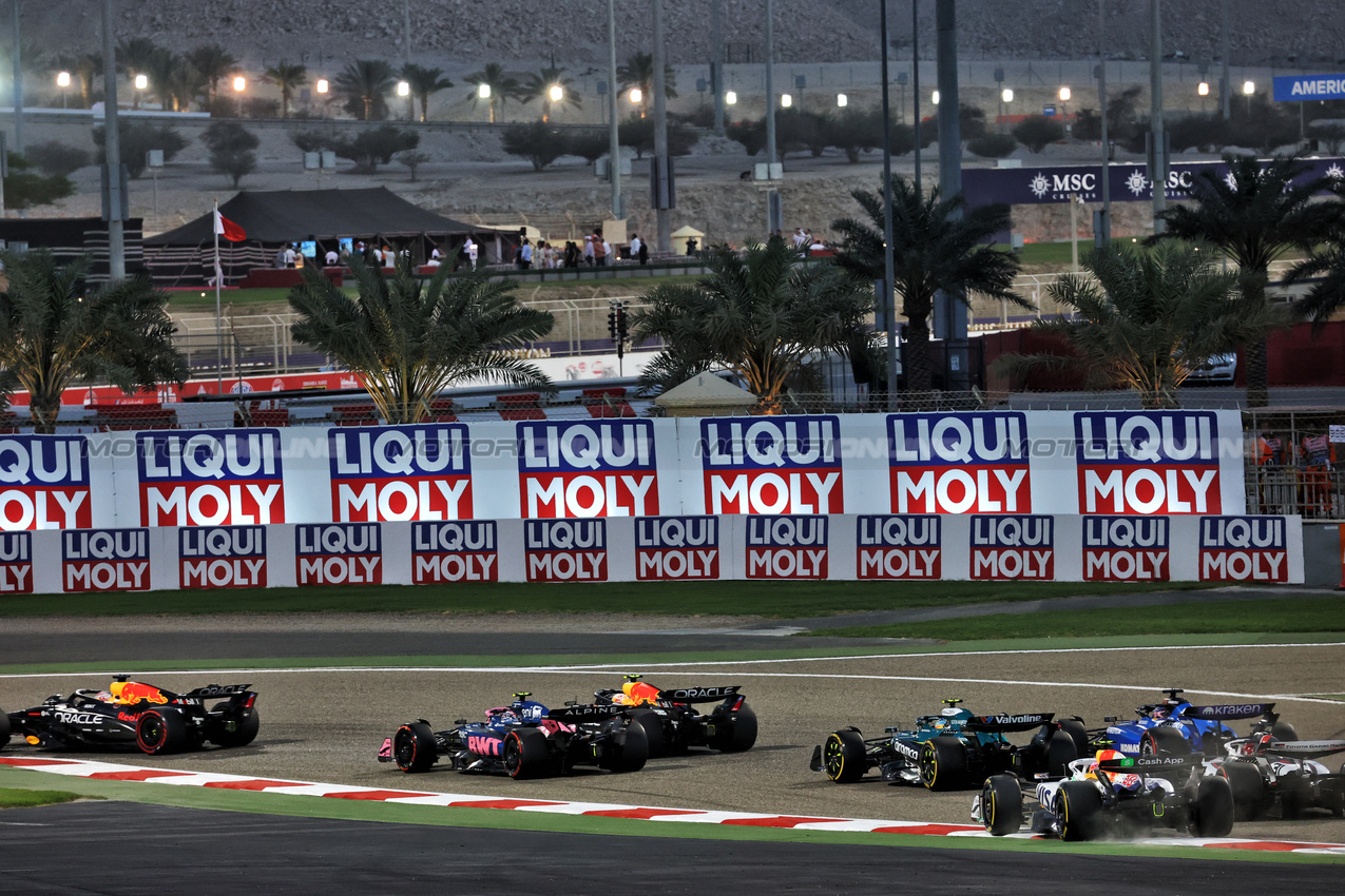 GP BAHRAIN, Yuki Tsunoda (JPN) Red Bull Racing RB21 e Jack Doohan (AUS) Alpine F1 Team A525 at the partenza of the race.

13.04.2025. Formula 1 World Championship, Rd 4, Bahrain Grand Prix, Sakhir, Bahrain, Gara Day.

- www.xpbimages.com, EMail: requests@xpbimages.com © Copyright: Batchelor / XPB Images