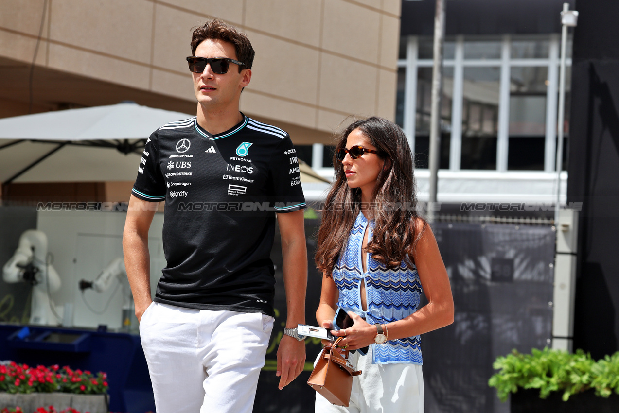 GP BAHRAIN, (L to R): George Russell (GBR) Mercedes AMG F1 with Domenica Carmen Montero Mundt.

13.04.2025. Formula 1 World Championship, Rd 4, Bahrain Grand Prix, Sakhir, Bahrain, Gara Day.

- www.xpbimages.com, EMail: requests@xpbimages.com © Copyright: Moy / XPB Images