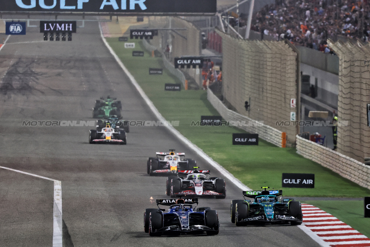 GP BAHRAIN, Alexander Albon (THA) Atlassian Williams Racing FW47 e Fernando Alonso (ESP) Aston Martin F1 Team AMR25.

13.04.2025. Formula 1 World Championship, Rd 4, Bahrain Grand Prix, Sakhir, Bahrain, Gara Day.

- www.xpbimages.com, EMail: requests@xpbimages.com © Copyright: Batchelor / XPB Images