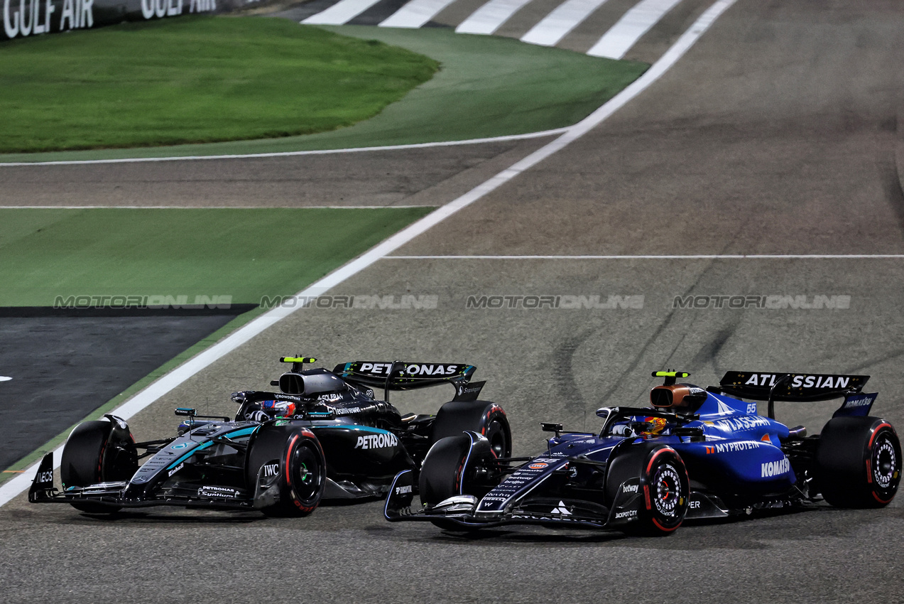 GP BAHRAIN, Andrea Kimi Antonelli (ITA) Mercedes AMG F1 W16 e Carlos Sainz (ESP) Atlassian Williams Racing FW46 battle for position.

13.04.2025. Formula 1 World Championship, Rd 4, Bahrain Grand Prix, Sakhir, Bahrain, Gara Day.

- www.xpbimages.com, EMail: requests@xpbimages.com © Copyright: Batchelor / XPB Images