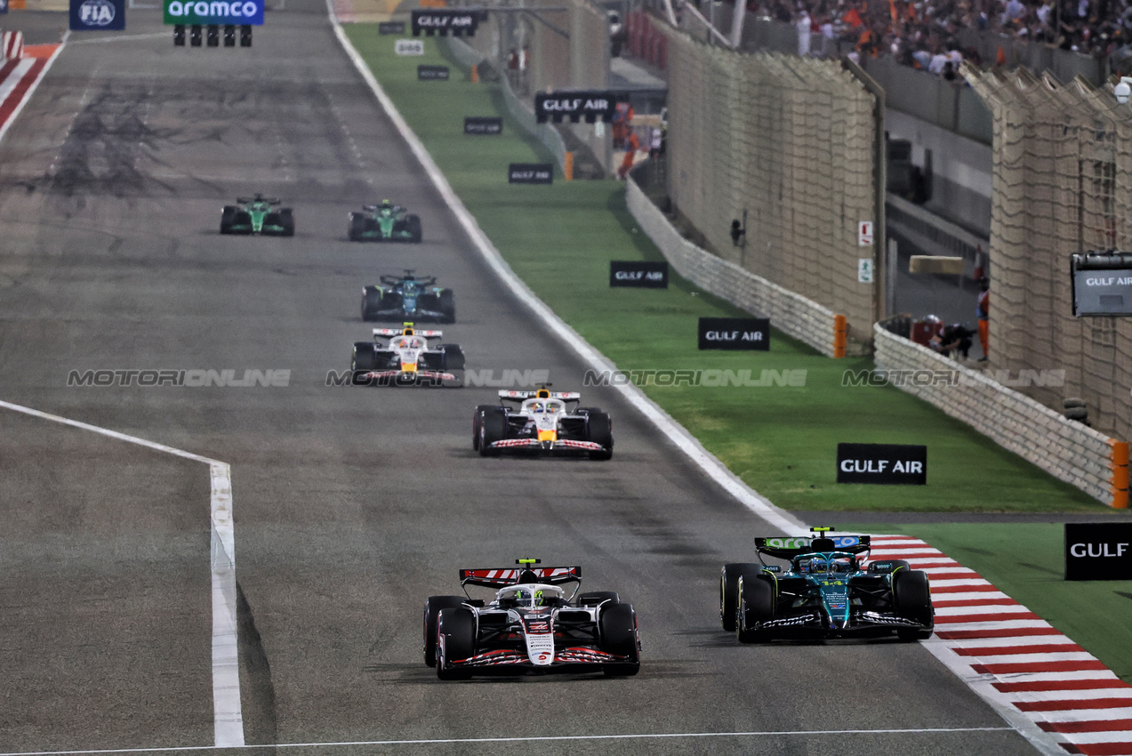 GP BAHRAIN, Oliver Bearman (GBR) Haas VF-25 e Fernando Alonso (ESP) Aston Martin F1 Team AMR25.

13.04.2025. Formula 1 World Championship, Rd 4, Bahrain Grand Prix, Sakhir, Bahrain, Gara Day.

- www.xpbimages.com, EMail: requests@xpbimages.com © Copyright: Batchelor / XPB Images