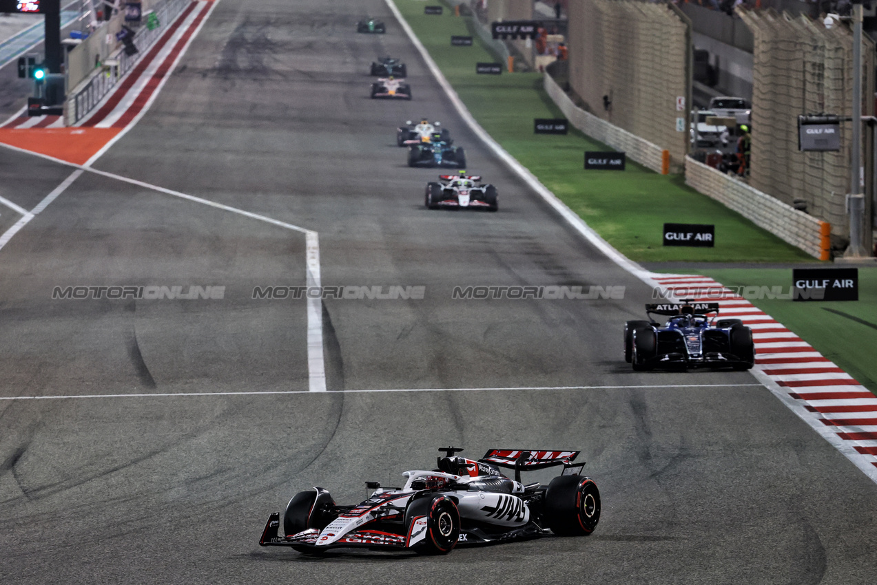 GP BAHRAIN, Esteban Ocon (FRA) Haas VF-25.

13.04.2025. Formula 1 World Championship, Rd 4, Bahrain Grand Prix, Sakhir, Bahrain, Gara Day.

- www.xpbimages.com, EMail: requests@xpbimages.com © Copyright: Batchelor / XPB Images