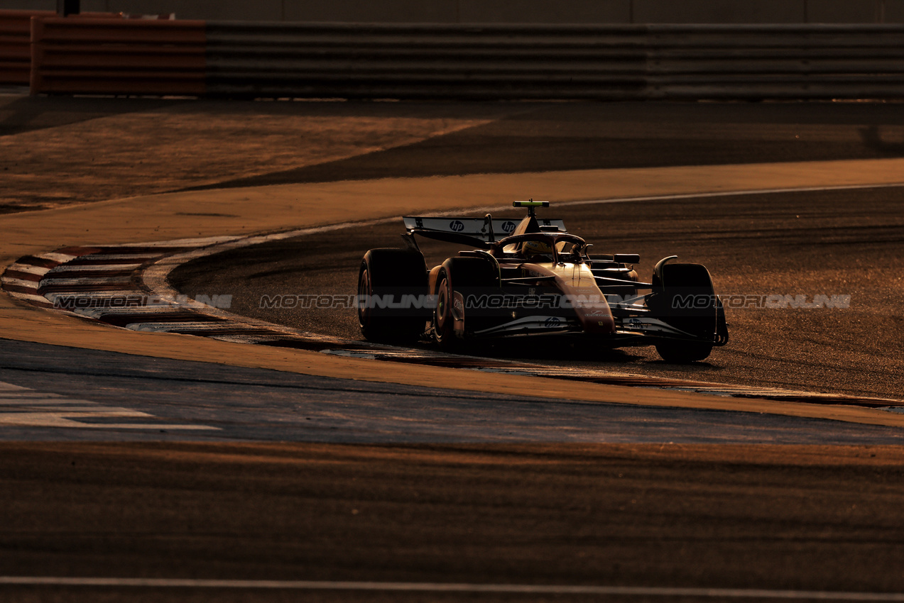 GP BAHRAIN, Lewis Hamilton (GBR) Ferrari SF-25.

13.04.2025. Formula 1 World Championship, Rd 4, Bahrain Grand Prix, Sakhir, Bahrain, Gara Day.

- www.xpbimages.com, EMail: requests@xpbimages.com © Copyright: Moy / XPB Images