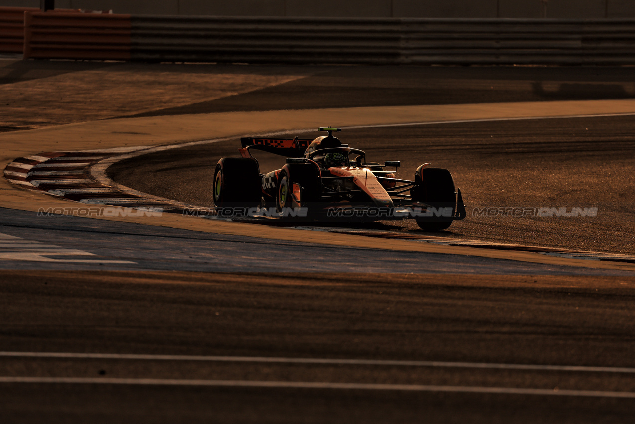 GP BAHRAIN, Lando Norris (GBR) McLaren MCL39.

13.04.2025. Formula 1 World Championship, Rd 4, Bahrain Grand Prix, Sakhir, Bahrain, Gara Day.

- www.xpbimages.com, EMail: requests@xpbimages.com © Copyright: Moy / XPB Images
