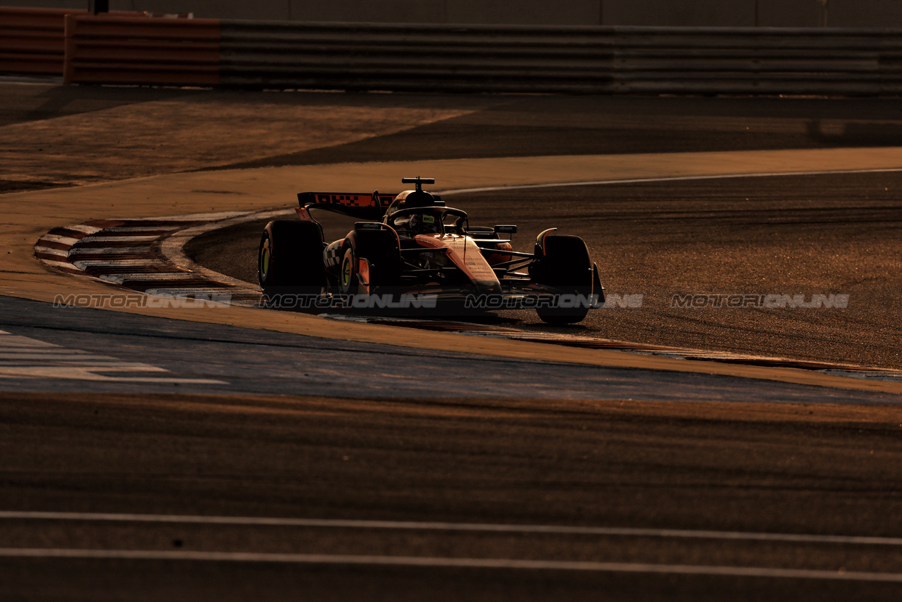 GP BAHRAIN, Oscar Piastri (AUS) McLaren MCL39.



13.04.2025. Formula 1 World Championship, Rd 4, Bahrain Grand Prix, Sakhir, Bahrain, Gara Day.

- www.xpbimages.com, EMail: requests@xpbimages.com © Copyright: Moy / XPB Images