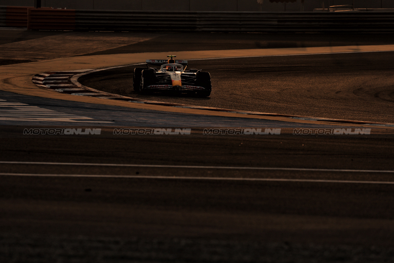 GP BAHRAIN, Liam Lawson (NZL) Racing Bulls VCARB 02.

13.04.2025. Formula 1 World Championship, Rd 4, Bahrain Grand Prix, Sakhir, Bahrain, Gara Day.

- www.xpbimages.com, EMail: requests@xpbimages.com © Copyright: Moy / XPB Images