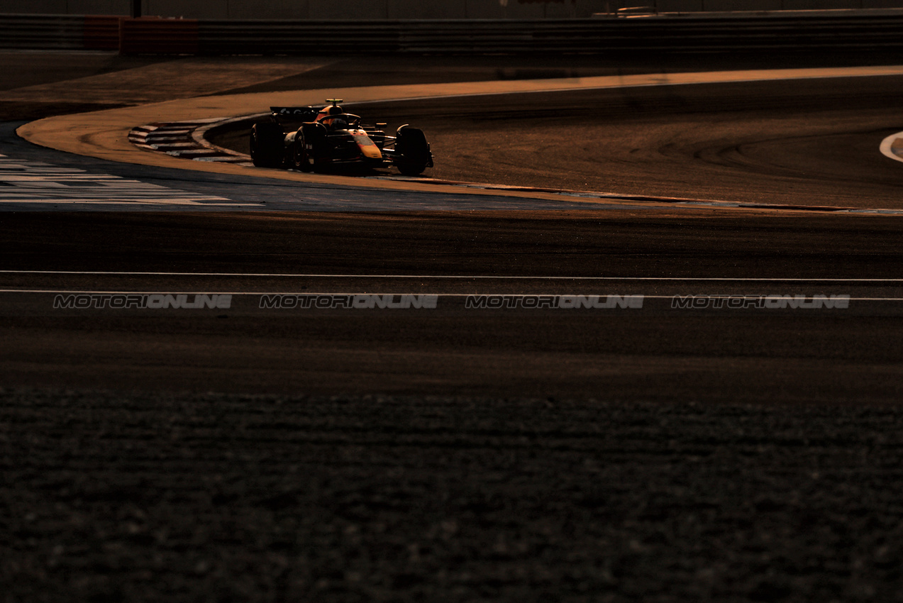 GP BAHRAIN, Yuki Tsunoda (JPN) Red Bull Racing RB21.

13.04.2025. Formula 1 World Championship, Rd 4, Bahrain Grand Prix, Sakhir, Bahrain, Gara Day.

- www.xpbimages.com, EMail: requests@xpbimages.com © Copyright: Moy / XPB Images