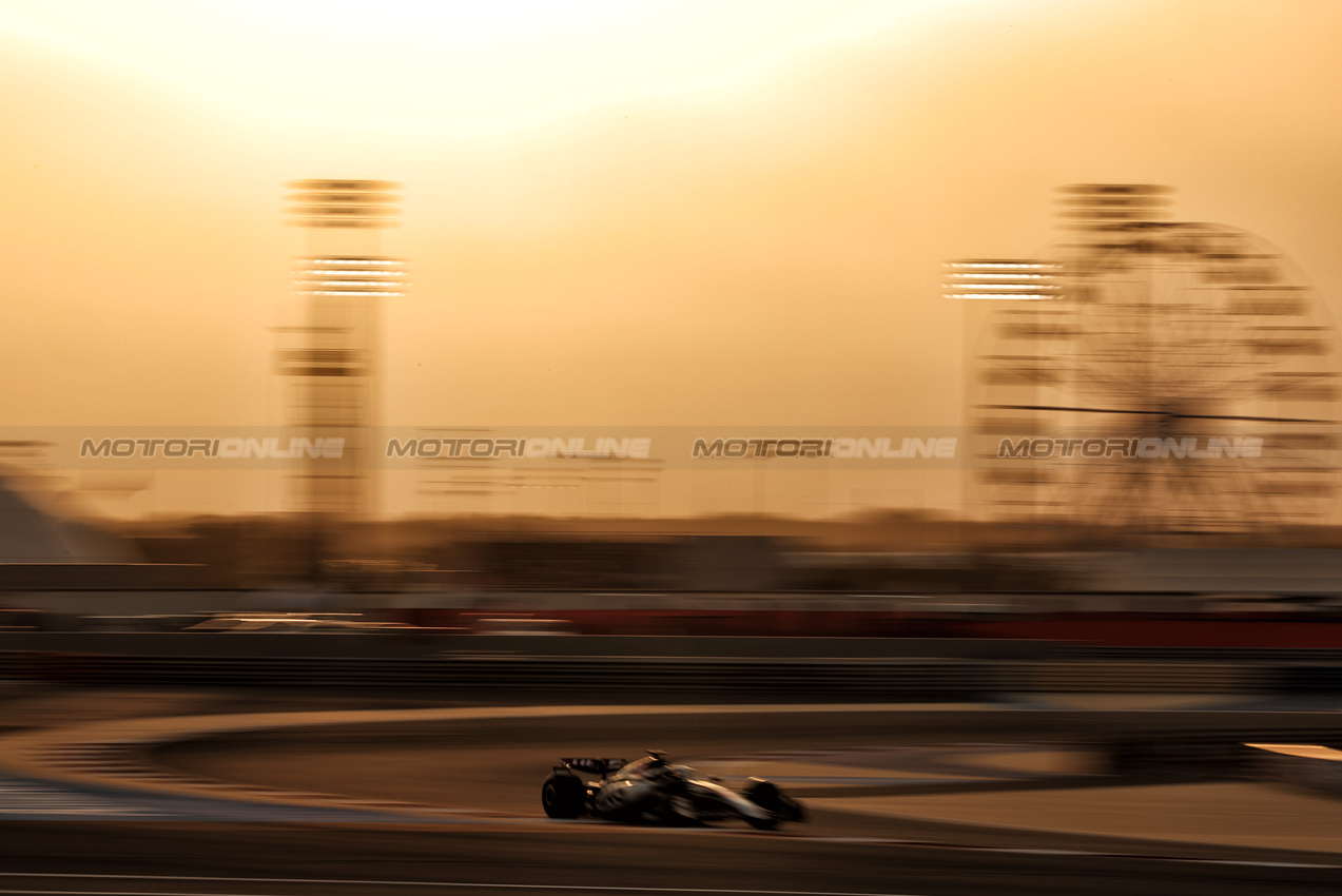 GP BAHRAIN, Esteban Ocon (FRA) Haas VF-25.

13.04.2025. Formula 1 World Championship, Rd 4, Bahrain Grand Prix, Sakhir, Bahrain, Gara Day.

- www.xpbimages.com, EMail: requests@xpbimages.com © Copyright: Moy / XPB Images