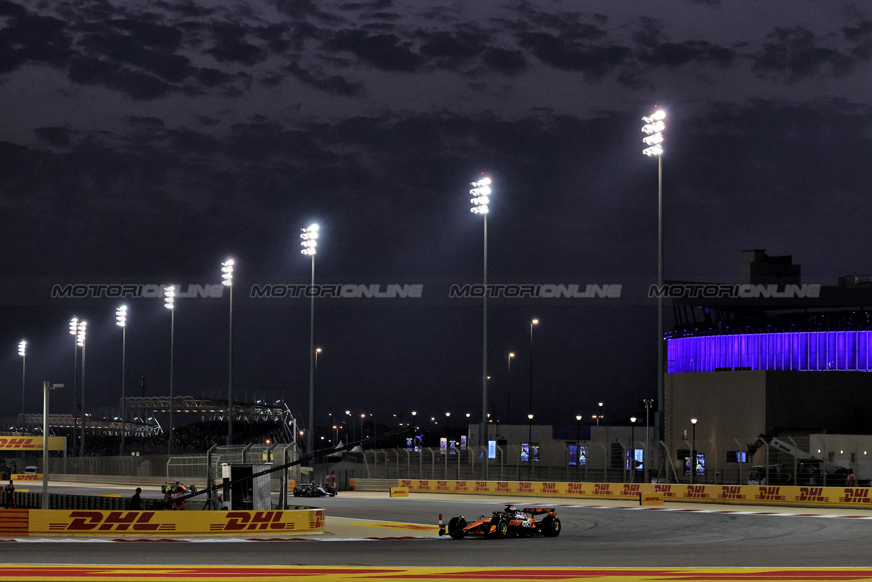 GP BAHRAIN, Oscar Piastri (AUS) McLaren MCL39.

13.04.2025. Formula 1 World Championship, Rd 4, Bahrain Grand Prix, Sakhir, Bahrain, Gara Day.

- www.xpbimages.com, EMail: requests@xpbimages.com © Copyright: Moy / XPB Images