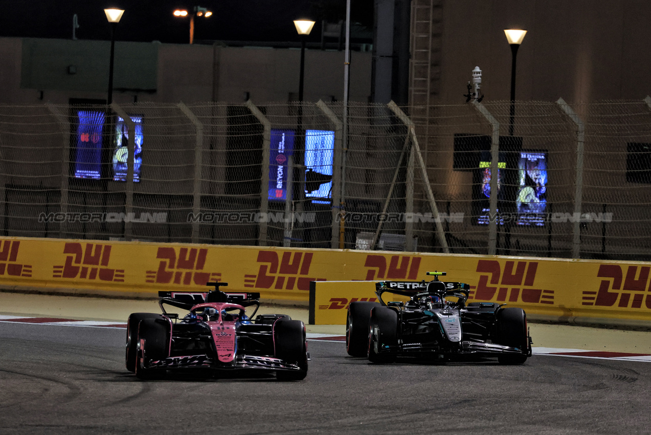 GP BAHRAIN, Pierre Gasly (FRA) Alpine F1 Team A525 e Andrea Kimi Antonelli (ITA) Mercedes AMG F1 W16.

13.04.2025. Formula 1 World Championship, Rd 4, Bahrain Grand Prix, Sakhir, Bahrain, Gara Day.

- www.xpbimages.com, EMail: requests@xpbimages.com © Copyright: Moy / XPB Images