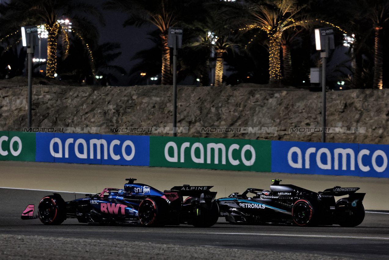 GP BAHRAIN, Pierre Gasly (FRA) Alpine F1 Team A525 e Andrea Kimi Antonelli (ITA) Mercedes AMG F1 W16.

13.04.2025. Formula 1 World Championship, Rd 4, Bahrain Grand Prix, Sakhir, Bahrain, Gara Day.

- www.xpbimages.com, EMail: requests@xpbimages.com © Copyright: Moy / XPB Images