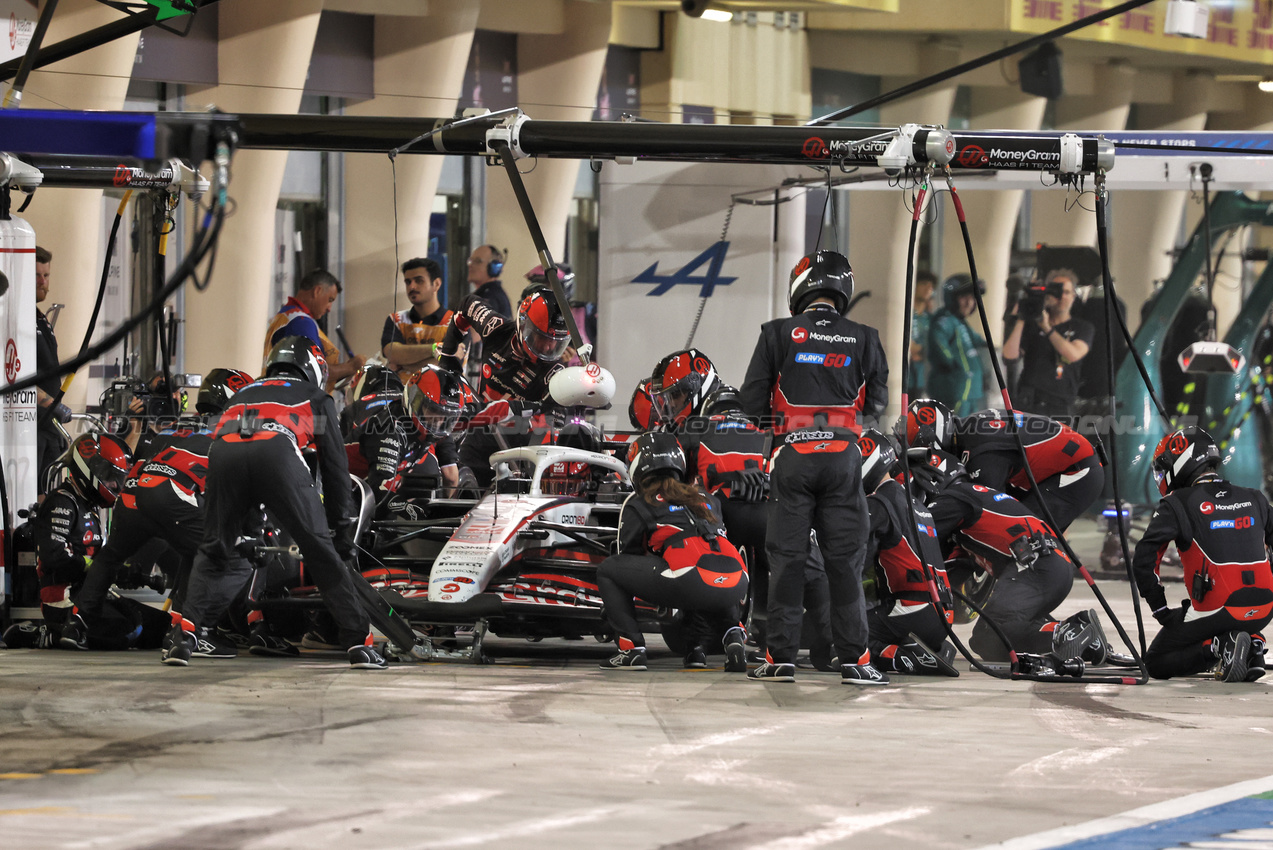 GP BAHRAIN, Esteban Ocon (FRA) Haas VF-25 makes a pit stop.

13.04.2025. Formula 1 World Championship, Rd 4, Bahrain Grand Prix, Sakhir, Bahrain, Gara Day.

- www.xpbimages.com, EMail: requests@xpbimages.com © Copyright: Bearne / XPB Images