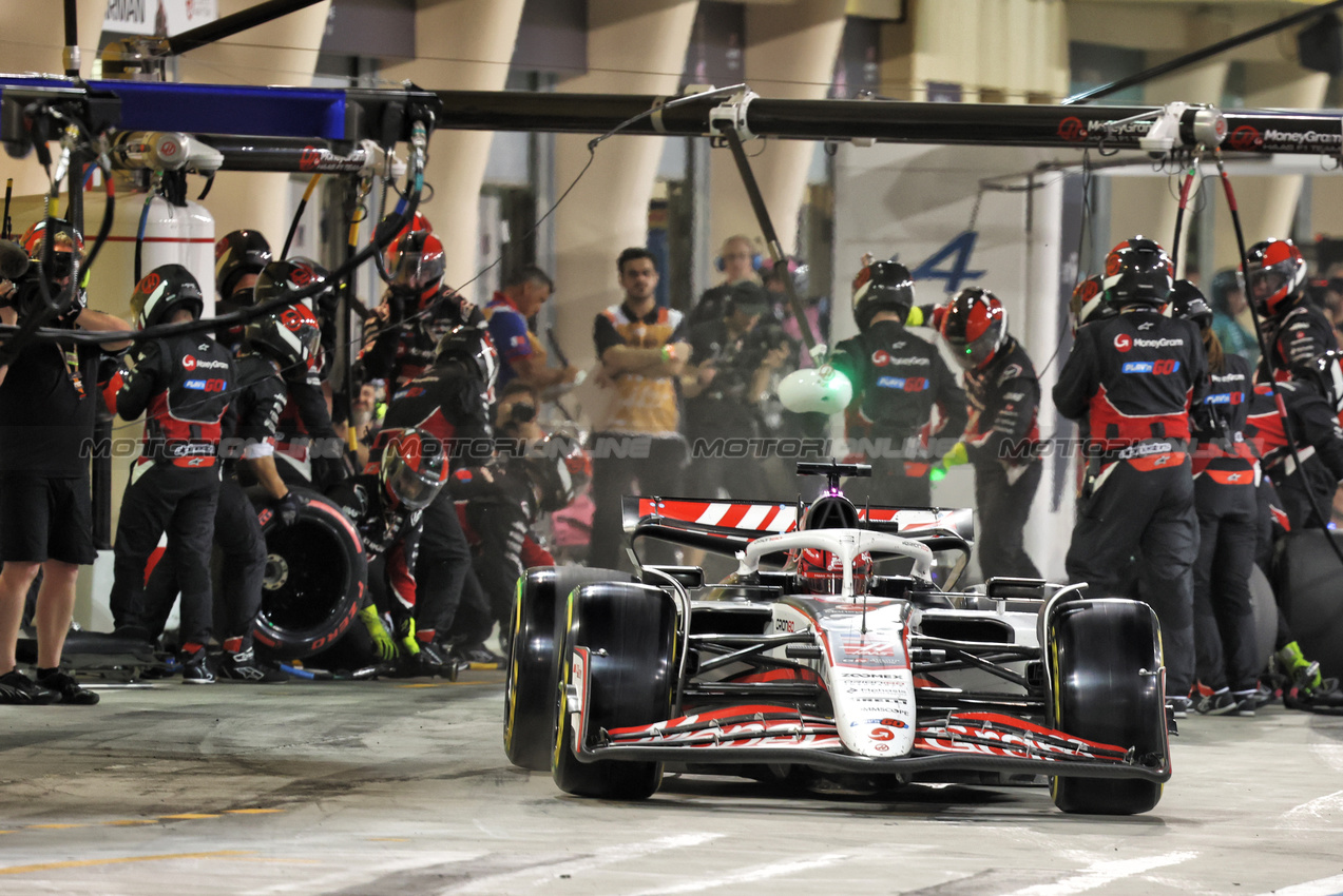 GP BAHRAIN, Esteban Ocon (FRA) Haas VF-25 makes a pit stop.

13.04.2025. Formula 1 World Championship, Rd 4, Bahrain Grand Prix, Sakhir, Bahrain, Gara Day.

- www.xpbimages.com, EMail: requests@xpbimages.com © Copyright: Bearne / XPB Images