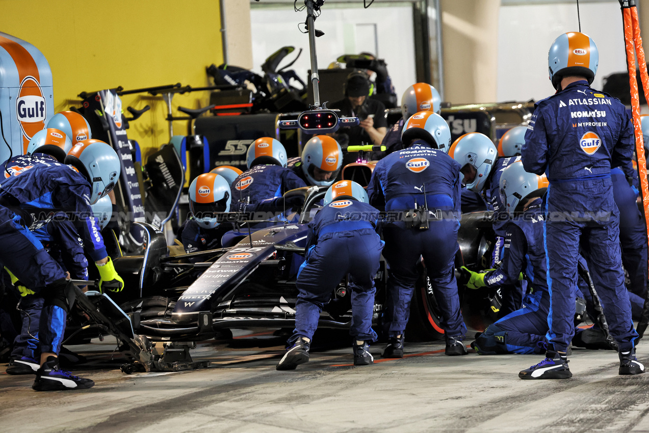 GP BAHRAIN, Carlos Sainz (ESP) Atlassian Williams Racing FW46 makes a pit stop.

13.04.2025. Formula 1 World Championship, Rd 4, Bahrain Grand Prix, Sakhir, Bahrain, Gara Day.

- www.xpbimages.com, EMail: requests@xpbimages.com © Copyright: Bearne / XPB Images