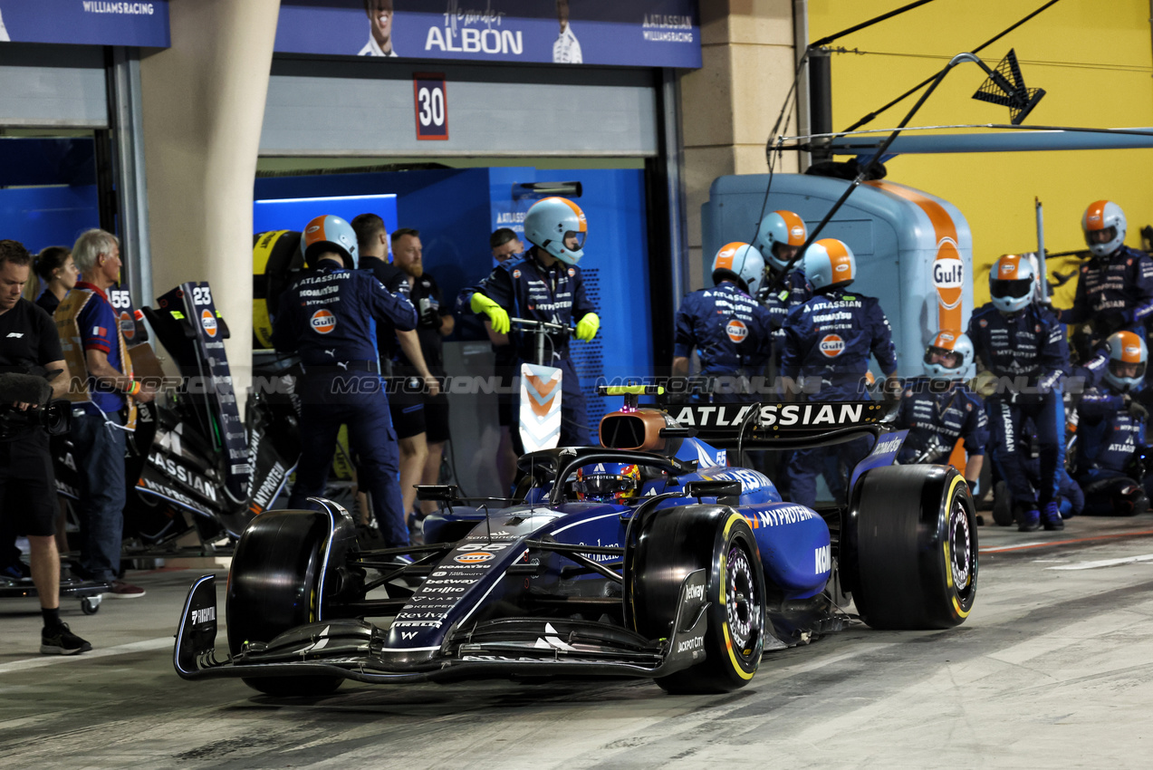 GP BAHRAIN, Carlos Sainz (ESP) Atlassian Williams Racing FW46 makes a pit stop.

13.04.2025. Formula 1 World Championship, Rd 4, Bahrain Grand Prix, Sakhir, Bahrain, Gara Day.

- www.xpbimages.com, EMail: requests@xpbimages.com © Copyright: Bearne / XPB Images