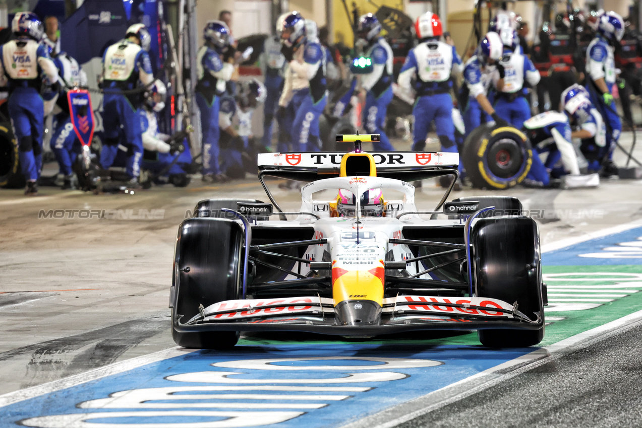 GP BAHRAIN, Liam Lawson (NZL) Racing Bulls VCARB 02 makes a pit stop.

13.04.2025. Formula 1 World Championship, Rd 4, Bahrain Grand Prix, Sakhir, Bahrain, Gara Day.

- www.xpbimages.com, EMail: requests@xpbimages.com © Copyright: Bearne / XPB Images