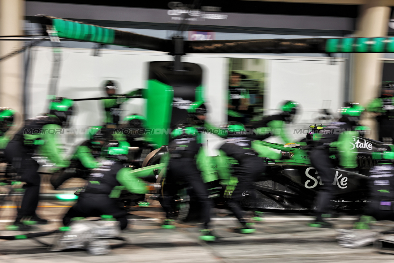 GP BAHRAIN, Gabriel Bortoleto (BRA) Sauber C45 makes a pit stop.

13.04.2025. Formula 1 World Championship, Rd 4, Bahrain Grand Prix, Sakhir, Bahrain, Gara Day.

- www.xpbimages.com, EMail: requests@xpbimages.com © Copyright: Bearne / XPB Images