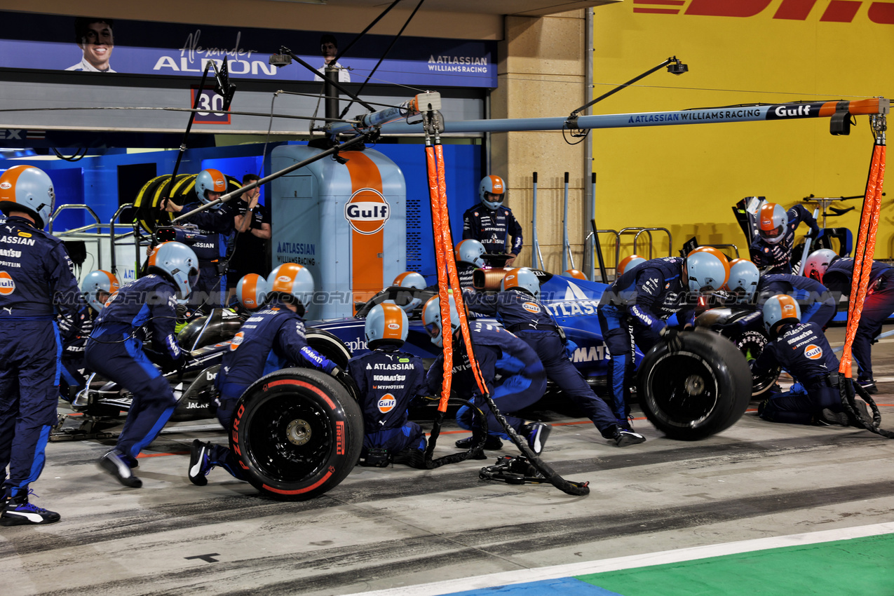 GP BAHRAIN, Alexander Albon (THA) Atlassian Williams Racing FW47 makes a pit stop.

13.04.2025. Formula 1 World Championship, Rd 4, Bahrain Grand Prix, Sakhir, Bahrain, Gara Day.

- www.xpbimages.com, EMail: requests@xpbimages.com © Copyright: Bearne / XPB Images