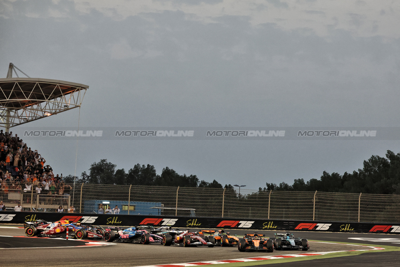 GP BAHRAIN, Oscar Piastri (AUS) McLaren MCL39 e George Russell (GBR) Mercedes AMG F1 W16 battle for the lead at the partenza of the race.

13.04.2025. Formula 1 World Championship, Rd 4, Bahrain Grand Prix, Sakhir, Bahrain, Gara Day.

- www.xpbimages.com, EMail: requests@xpbimages.com © Copyright: Bearne / XPB Images