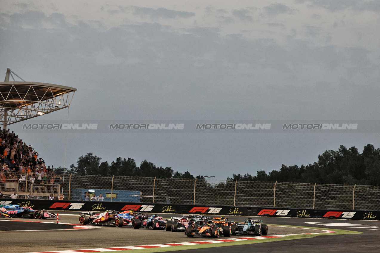 GP BAHRAIN, Oscar Piastri (AUS) McLaren MCL39 davanti a at the partenza of the race.

13.04.2025. Formula 1 World Championship, Rd 4, Bahrain Grand Prix, Sakhir, Bahrain, Gara Day.

- www.xpbimages.com, EMail: requests@xpbimages.com © Copyright: Bearne / XPB Images