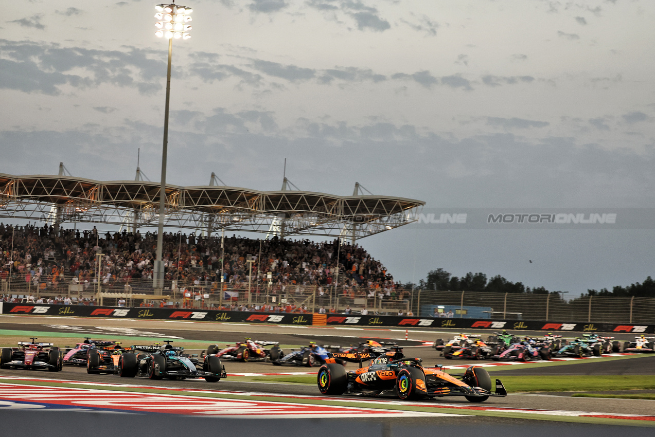 GP BAHRAIN, Oscar Piastri (AUS) McLaren MCL39 davanti a at the partenza of the race.

13.04.2025. Formula 1 World Championship, Rd 4, Bahrain Grand Prix, Sakhir, Bahrain, Gara Day.

- www.xpbimages.com, EMail: requests@xpbimages.com © Copyright: Bearne / XPB Images