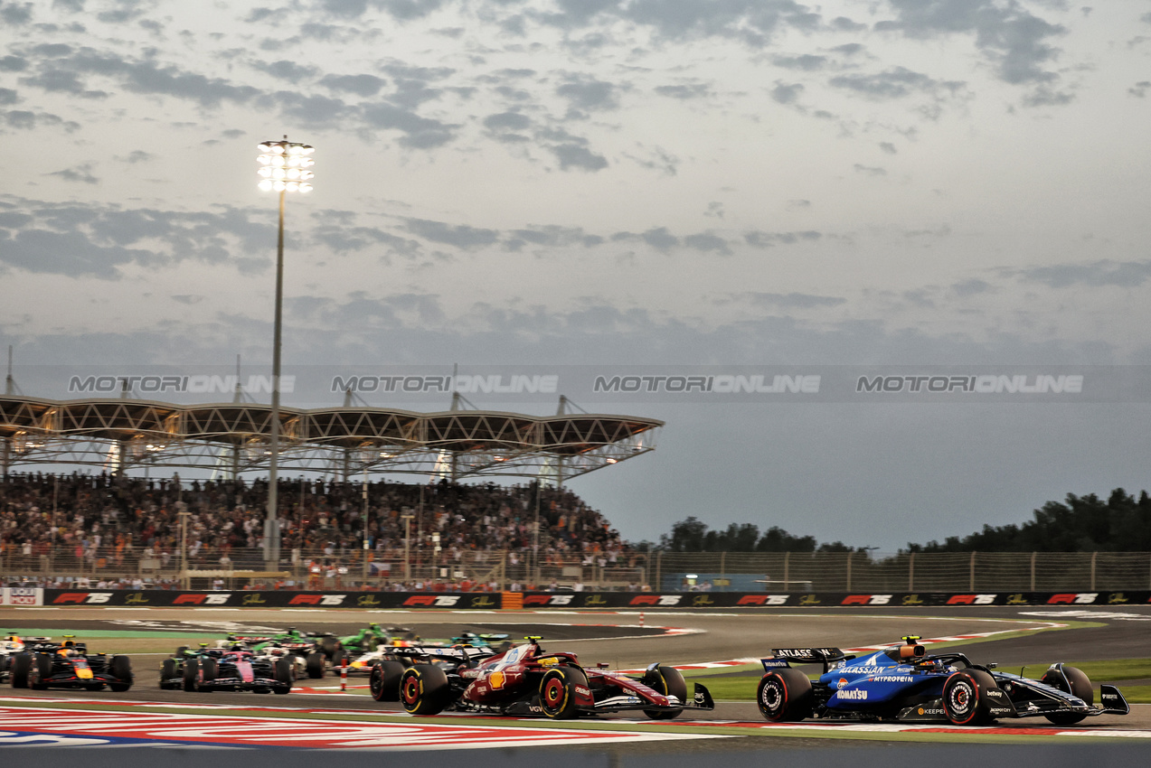 GP BAHRAIN, Carlos Sainz (ESP) Atlassian Williams Racing FW46 at the partenza of the race.

13.04.2025. Formula 1 World Championship, Rd 4, Bahrain Grand Prix, Sakhir, Bahrain, Gara Day.

- www.xpbimages.com, EMail: requests@xpbimages.com © Copyright: Bearne / XPB Images