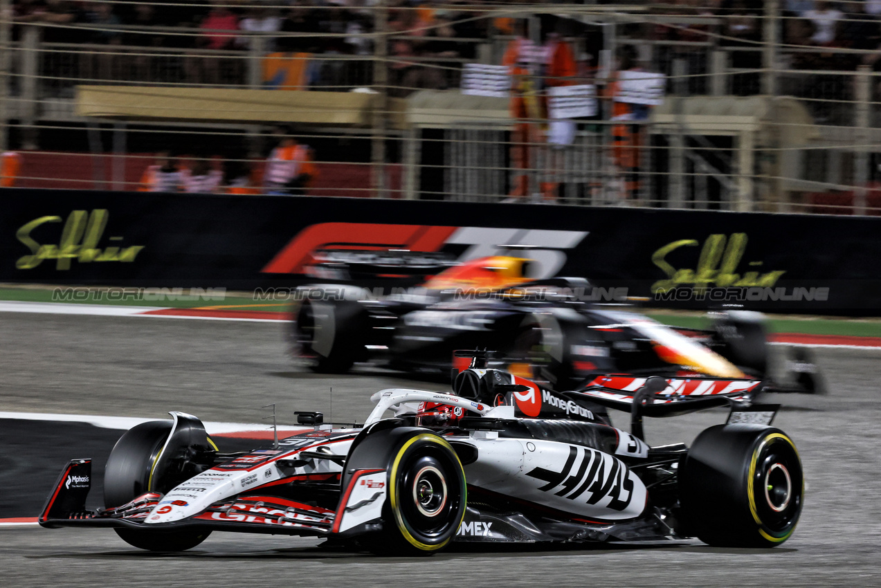 GP BAHRAIN, Esteban Ocon (FRA) Haas VF-25.

13.04.2025. Formula 1 World Championship, Rd 4, Bahrain Grand Prix, Sakhir, Bahrain, Gara Day.

- www.xpbimages.com, EMail: requests@xpbimages.com © Copyright: Batchelor / XPB Images