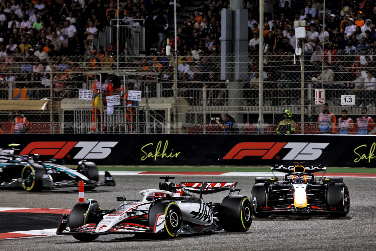 GP BAHRAIN, Esteban Ocon (FRA) Haas VF-25.

13.04.2025. Formula 1 World Championship, Rd 4, Bahrain Grand Prix, Sakhir, Bahrain, Gara Day.

- www.xpbimages.com, EMail: requests@xpbimages.com © Copyright: Batchelor / XPB Images