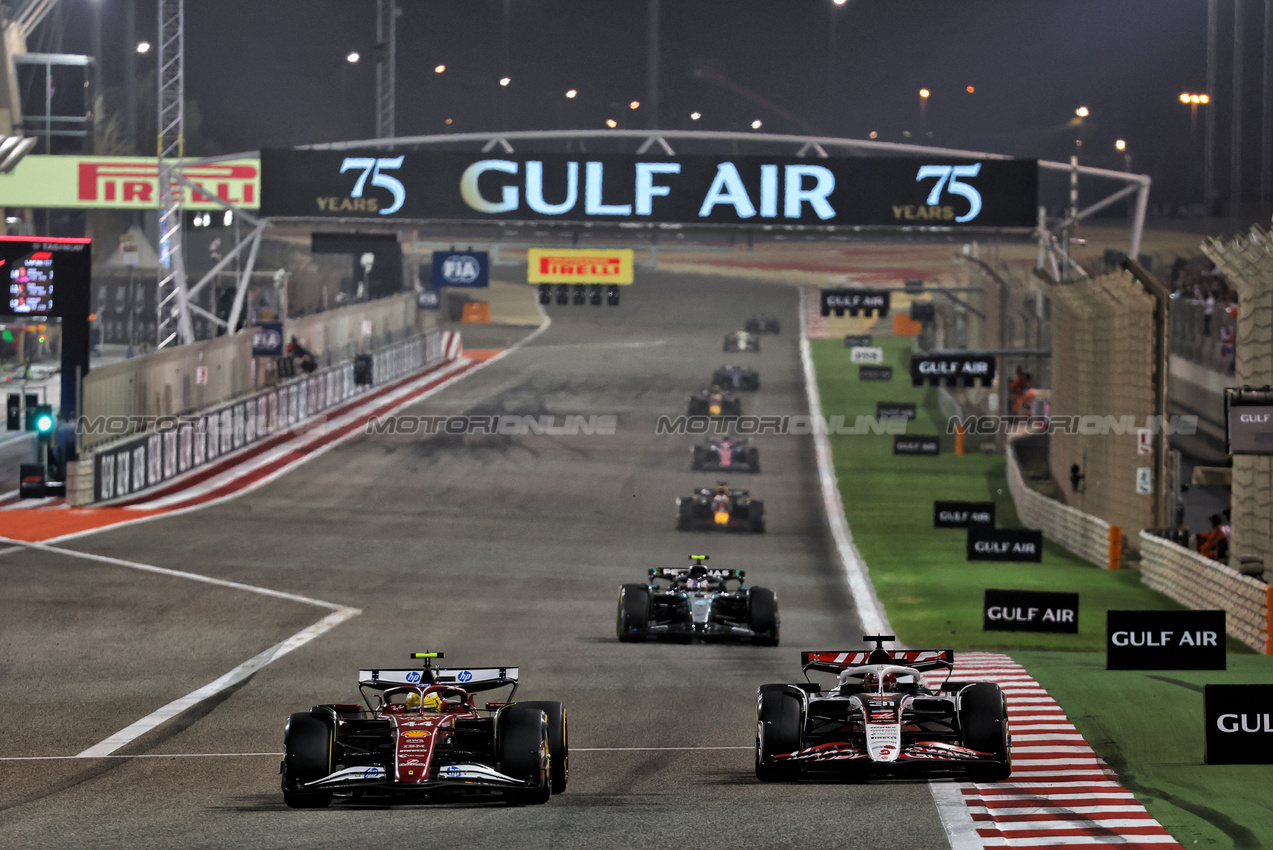 GP BAHRAIN, Lewis Hamilton (GBR) Ferrari SF-25 e Esteban Ocon (FRA) Haas VF-25 battle for position.

13.04.2025. Formula 1 World Championship, Rd 4, Bahrain Grand Prix, Sakhir, Bahrain, Gara Day.

- www.xpbimages.com, EMail: requests@xpbimages.com © Copyright: Batchelor / XPB Images