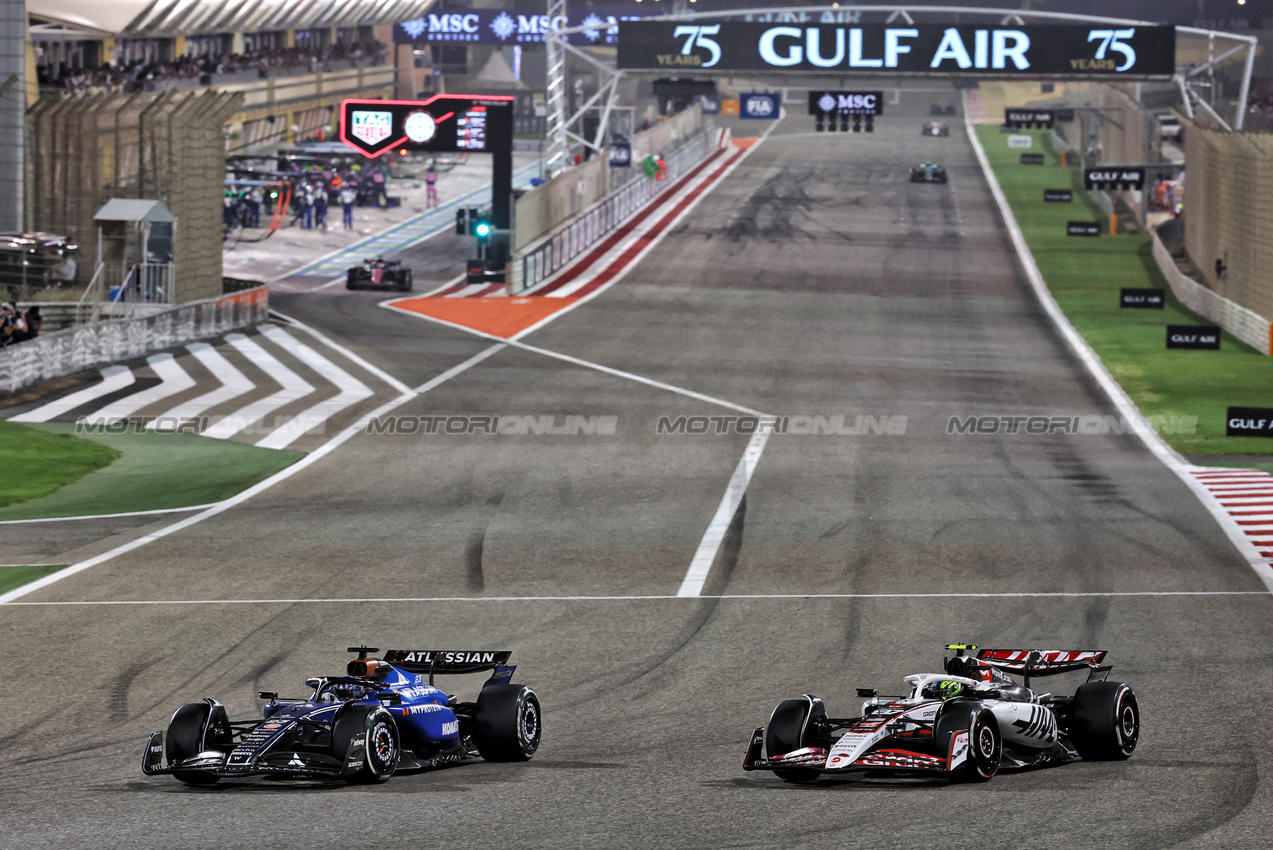 GP BAHRAIN, Alexander Albon (THA) Atlassian Williams Racing FW47 e Oliver Bearman (GBR) Haas VF-25 battle for position.

13.04.2025. Formula 1 World Championship, Rd 4, Bahrain Grand Prix, Sakhir, Bahrain, Gara Day.

- www.xpbimages.com, EMail: requests@xpbimages.com © Copyright: Batchelor / XPB Images