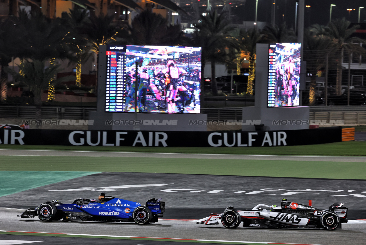 GP BAHRAIN, Alexander Albon (THA) Atlassian Williams Racing FW47 e Oliver Bearman (GBR) Haas VF-25 battle for position.

13.04.2025. Formula 1 World Championship, Rd 4, Bahrain Grand Prix, Sakhir, Bahrain, Gara Day.

- www.xpbimages.com, EMail: requests@xpbimages.com © Copyright: Batchelor / XPB Images