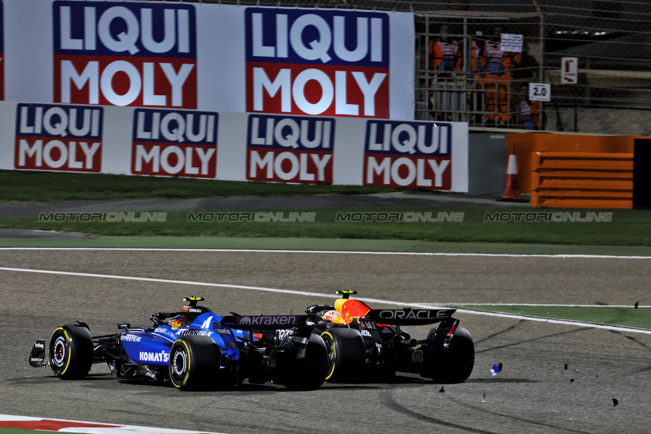 GP BAHRAIN, Carlos Sainz (ESP) Atlassian Williams Racing FW46 e Yuki Tsunoda (JPN) Red Bull Racing RB21 battle for position - debris.

13.04.2025. Formula 1 World Championship, Rd 4, Bahrain Grand Prix, Sakhir, Bahrain, Gara Day.

- www.xpbimages.com, EMail: requests@xpbimages.com © Copyright: Batchelor / XPB Images