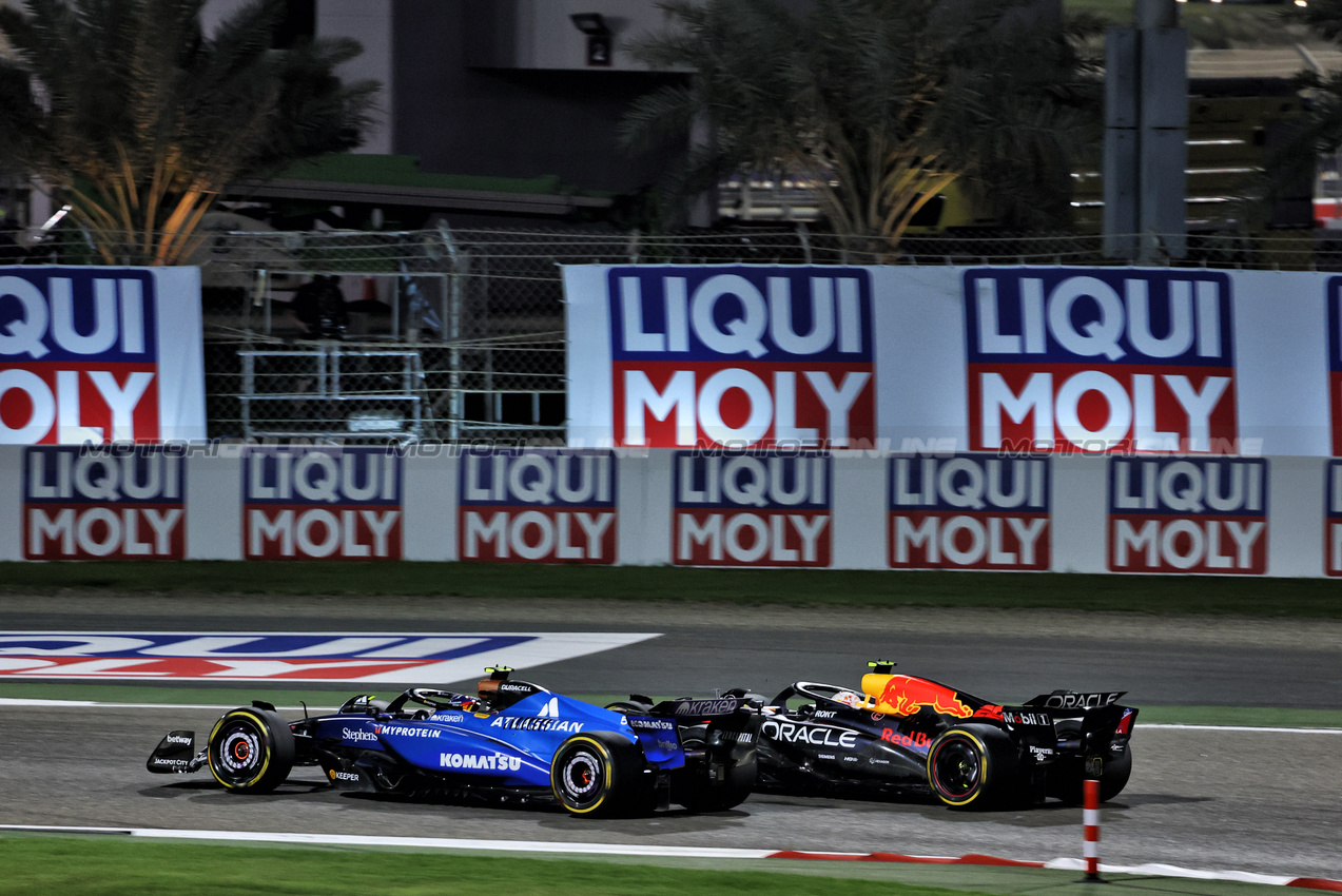GP BAHRAIN, Carlos Sainz (ESP) Atlassian Williams Racing FW46 e Yuki Tsunoda (JPN) Red Bull Racing RB21 battle for position.

13.04.2025. Formula 1 World Championship, Rd 4, Bahrain Grand Prix, Sakhir, Bahrain, Gara Day.

- www.xpbimages.com, EMail: requests@xpbimages.com © Copyright: Batchelor / XPB Images