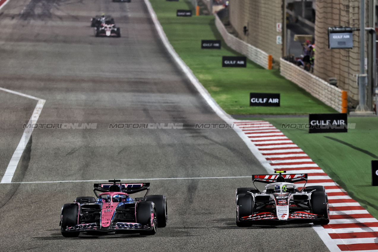 GP BAHRAIN, Pierre Gasly (FRA) Alpine F1 Team A525 e Oliver Bearman (GBR) Haas VF-25 battle for position.

13.04.2025. Formula 1 World Championship, Rd 4, Bahrain Grand Prix, Sakhir, Bahrain, Gara Day.

- www.xpbimages.com, EMail: requests@xpbimages.com © Copyright: Batchelor / XPB Images