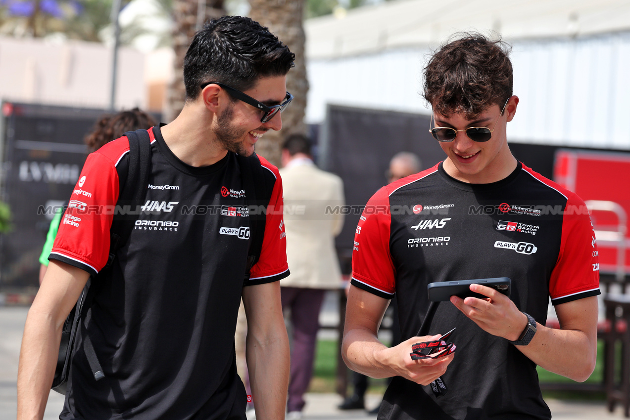 GP BAHRAIN, (L to R): Esteban Ocon (FRA) Haas F1 Team with team mate Oliver Bearman (GBR) Haas F1 Team.

13.04.2025. Formula 1 World Championship, Rd 4, Bahrain Grand Prix, Sakhir, Bahrain, Gara Day.

- www.xpbimages.com, EMail: requests@xpbimages.com © Copyright: Moy / XPB Images