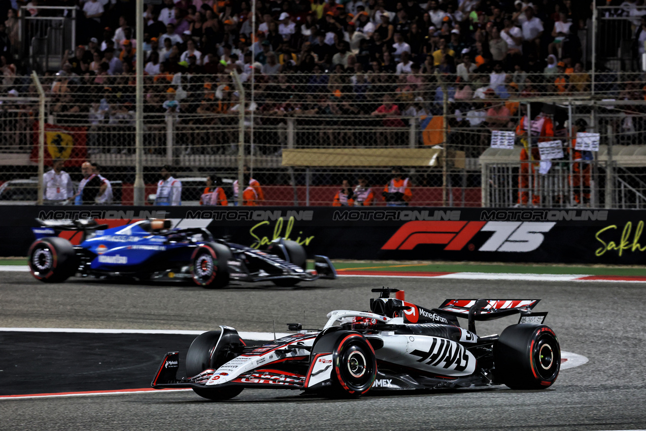GP BAHRAIN, Esteban Ocon (FRA) Haas VF-25.

13.04.2025. Formula 1 World Championship, Rd 4, Bahrain Grand Prix, Sakhir, Bahrain, Gara Day.

- www.xpbimages.com, EMail: requests@xpbimages.com © Copyright: Batchelor / XPB Images