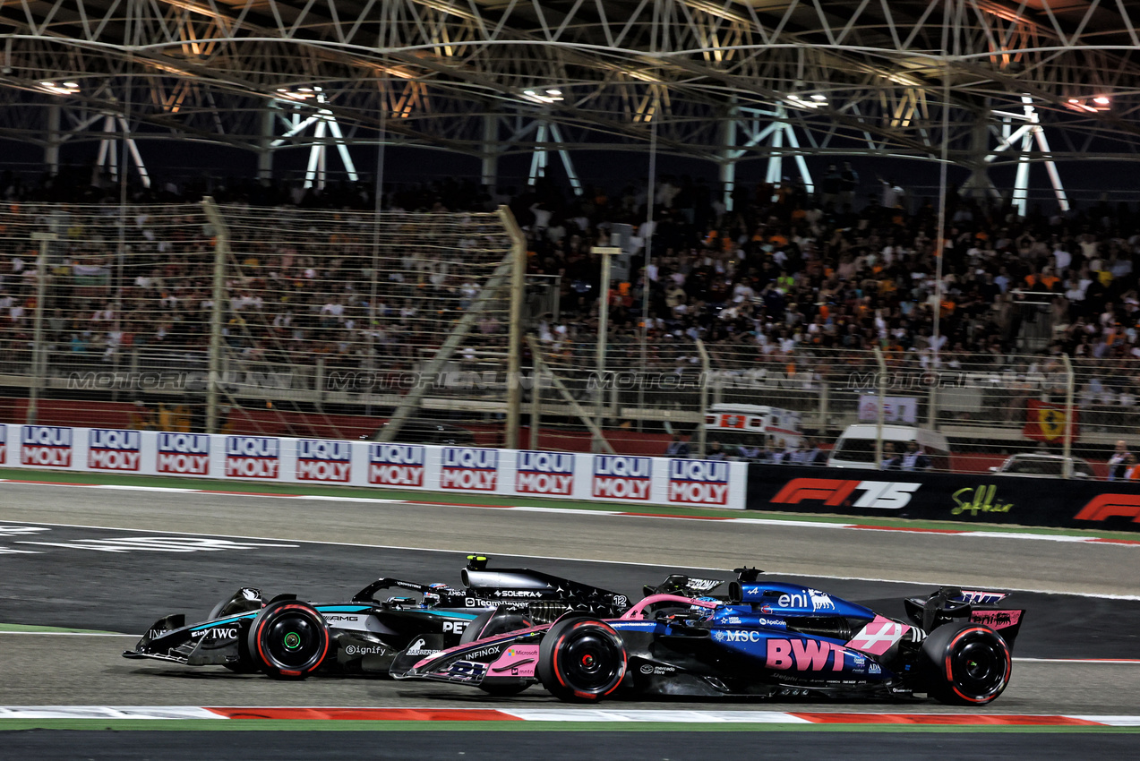 GP BAHRAIN, Andrea Kimi Antonelli (ITA) Mercedes AMG F1 W16 e Pierre Gasly (FRA) Alpine F1 Team A525 battle for position.

13.04.2025. Formula 1 World Championship, Rd 4, Bahrain Grand Prix, Sakhir, Bahrain, Gara Day.

- www.xpbimages.com, EMail: requests@xpbimages.com © Copyright: Batchelor / XPB Images