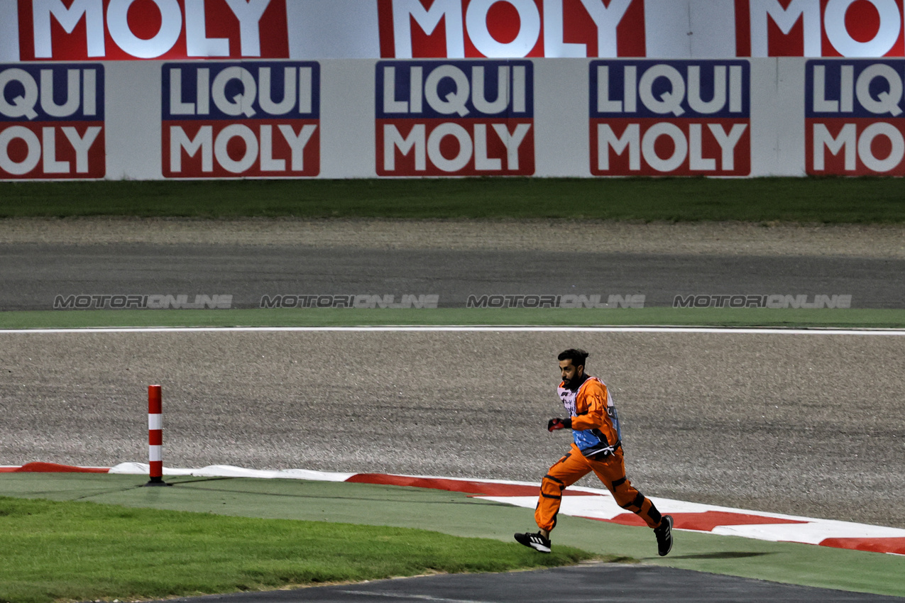 GP BAHRAIN, A marshal removes debris from turn 1.

13.04.2025. Formula 1 World Championship, Rd 4, Bahrain Grand Prix, Sakhir, Bahrain, Gara Day.

- www.xpbimages.com, EMail: requests@xpbimages.com © Copyright: Batchelor / XPB Images