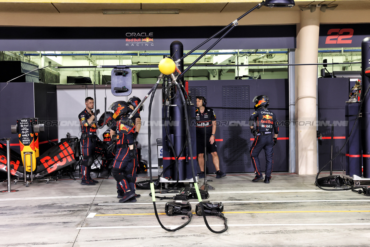 GP BAHRAIN, Red Bull Racing meccanici in the pits.

13.04.2025. Formula 1 World Championship, Rd 4, Bahrain Grand Prix, Sakhir, Bahrain, Gara Day.

- www.xpbimages.com, EMail: requests@xpbimages.com © Copyright: Bearne / XPB Images