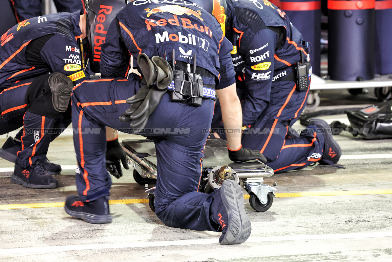 GP BAHRAIN, Red Bull Racing meccanici in the pits.

13.04.2025. Formula 1 World Championship, Rd 4, Bahrain Grand Prix, Sakhir, Bahrain, Gara Day.

- www.xpbimages.com, EMail: requests@xpbimages.com © Copyright: Bearne / XPB Images