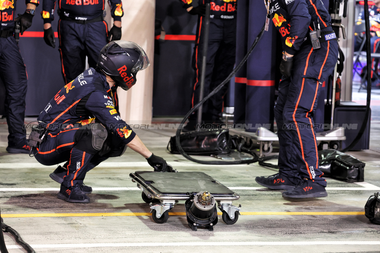 GP BAHRAIN, Red Bull Racing meccanici in the pits.

13.04.2025. Formula 1 World Championship, Rd 4, Bahrain Grand Prix, Sakhir, Bahrain, Gara Day.

- www.xpbimages.com, EMail: requests@xpbimages.com © Copyright: Bearne / XPB Images