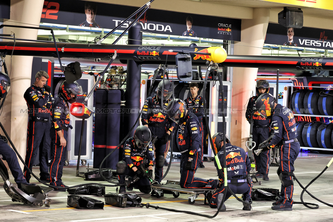 GP BAHRAIN, Red Bull Racing meccanici in the pits.

13.04.2025. Formula 1 World Championship, Rd 4, Bahrain Grand Prix, Sakhir, Bahrain, Gara Day.

- www.xpbimages.com, EMail: requests@xpbimages.com © Copyright: Bearne / XPB Images