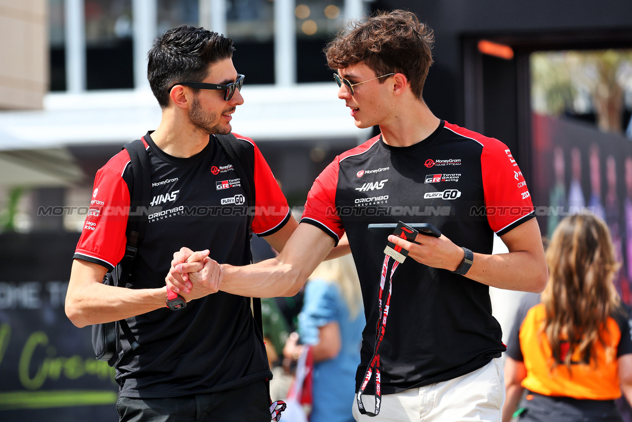GP BAHRAIN, (L to R): Esteban Ocon (FRA) Haas F1 Team with team mate Oliver Bearman (GBR) Haas F1 Team.

13.04.2025. Formula 1 World Championship, Rd 4, Bahrain Grand Prix, Sakhir, Bahrain, Gara Day.

- www.xpbimages.com, EMail: requests@xpbimages.com © Copyright: Batchelor / XPB Images