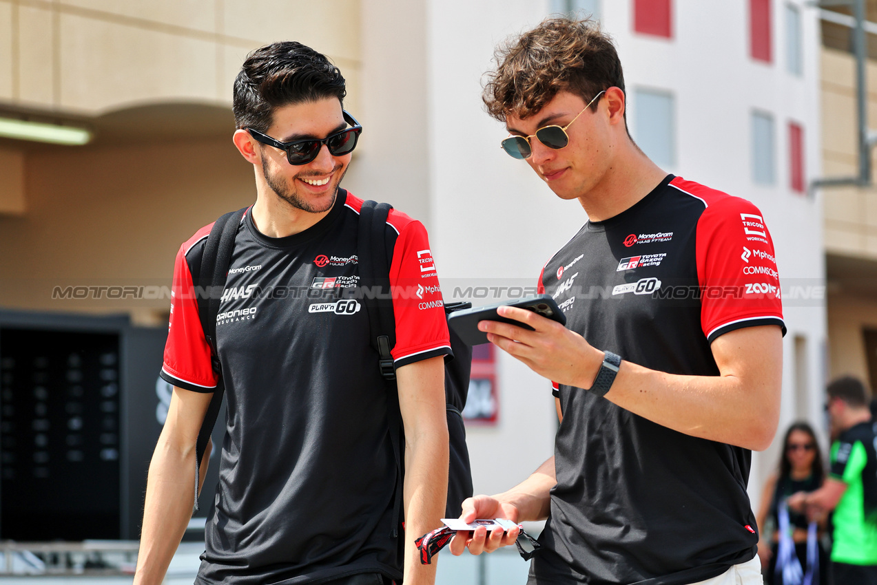 GP BAHRAIN, (L to R): Esteban Ocon (FRA) Haas F1 Team with team mate Oliver Bearman (GBR) Haas F1 Team.

13.04.2025. Formula 1 World Championship, Rd 4, Bahrain Grand Prix, Sakhir, Bahrain, Gara Day.

- www.xpbimages.com, EMail: requests@xpbimages.com © Copyright: Batchelor / XPB Images