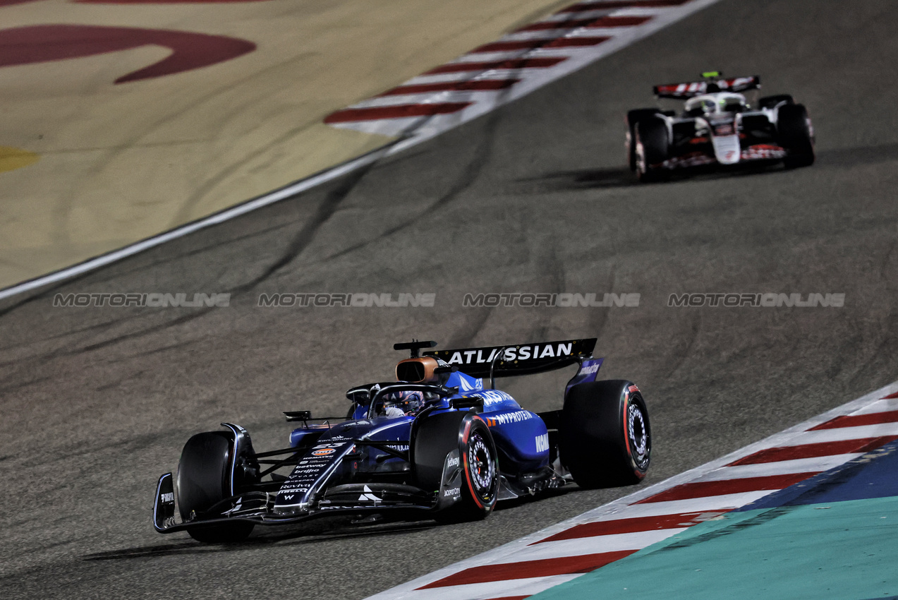 GP BAHRAIN, Alexander Albon (THA) Atlassian Williams Racing FW47.

13.04.2025. Formula 1 World Championship, Rd 4, Bahrain Grand Prix, Sakhir, Bahrain, Gara Day.

- www.xpbimages.com, EMail: requests@xpbimages.com © Copyright: Charniaux / XPB Images