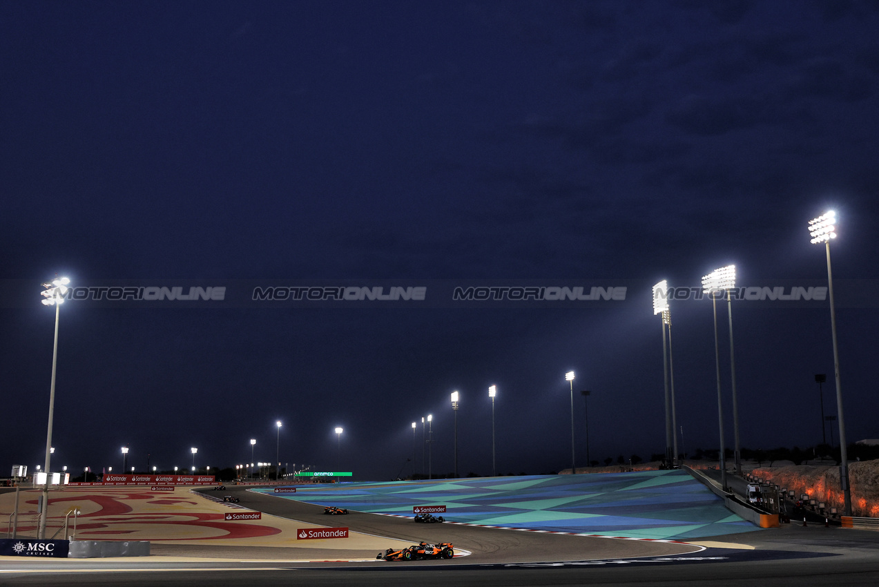 GP BAHRAIN, Oscar Piastri (AUS) McLaren MCL39.

13.04.2025. Formula 1 World Championship, Rd 4, Bahrain Grand Prix, Sakhir, Bahrain, Gara Day.

- www.xpbimages.com, EMail: requests@xpbimages.com © Copyright: Charniaux / XPB Images