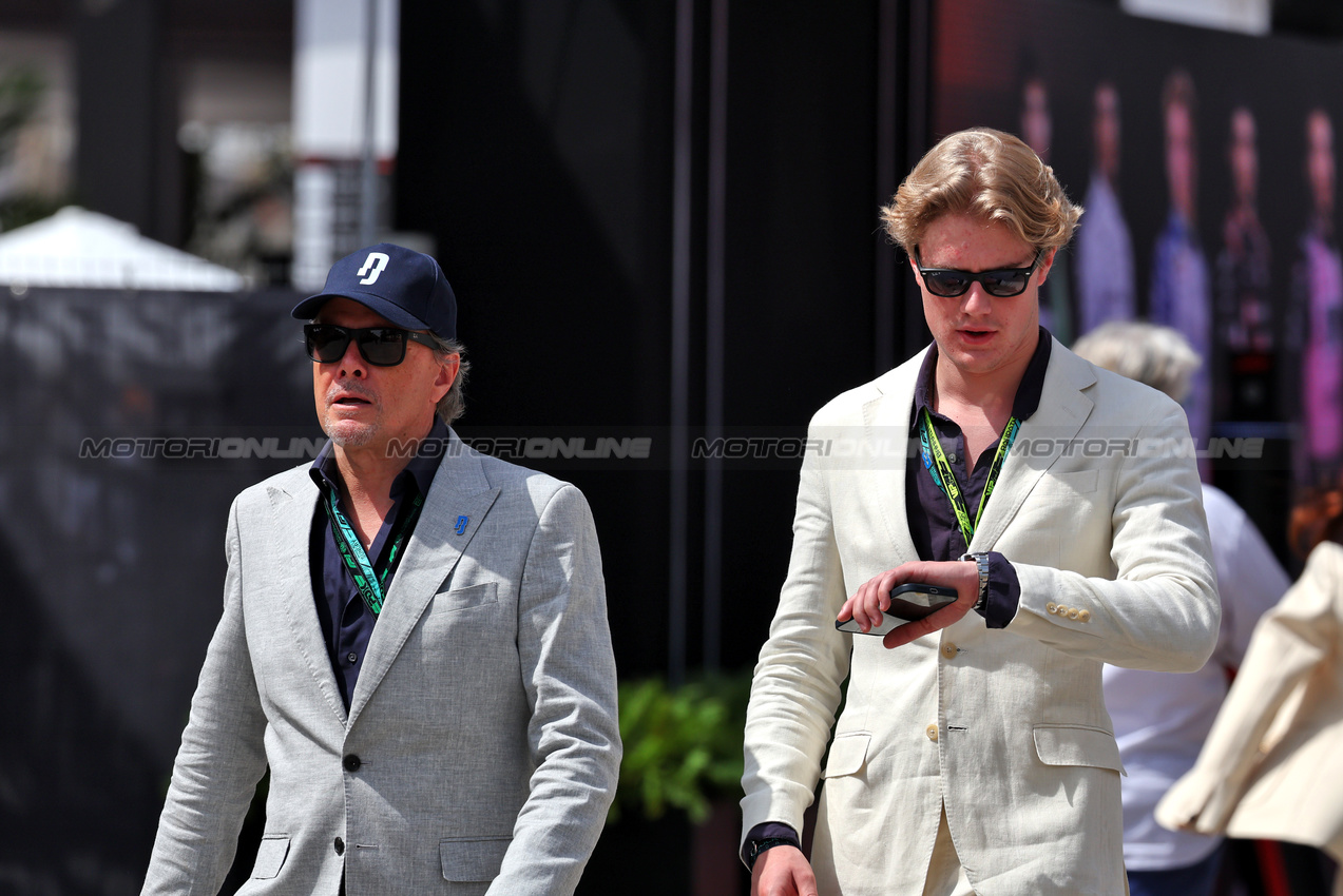 GP BAHRAIN, Mark Stewart (GBR) (Left).

13.04.2025. Formula 1 World Championship, Rd 4, Bahrain Grand Prix, Sakhir, Bahrain, Gara Day.

- www.xpbimages.com, EMail: requests@xpbimages.com © Copyright: Moy / XPB Images