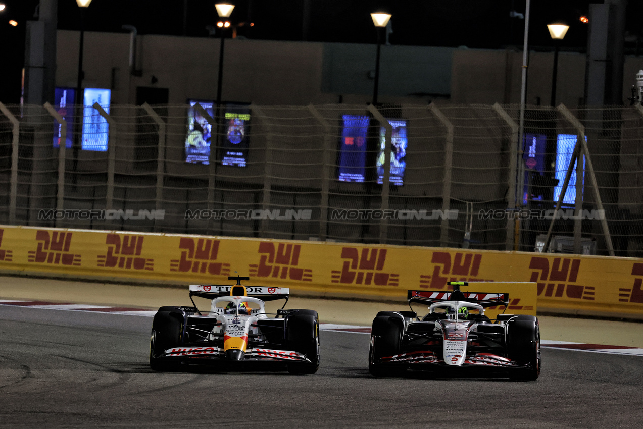 GP BAHRAIN, Isack Hadjar (FRA) Racing Bulls VCARB 02 e Oliver Bearman (GBR) Haas VF-25 battle for position.

13.04.2025. Formula 1 World Championship, Rd 4, Bahrain Grand Prix, Sakhir, Bahrain, Gara Day.

- www.xpbimages.com, EMail: requests@xpbimages.com © Copyright: Moy / XPB Images
